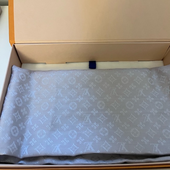 Louis Vuitton Monogram Shawl - Picture 5 of 6